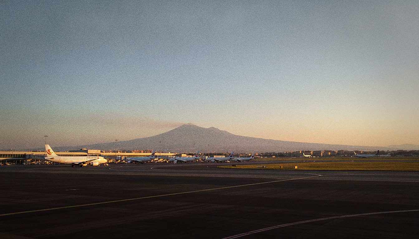 Vorfeld des Flughafens Catania mit parkenden Flugzeugen